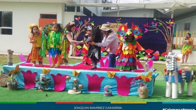 ✅La Municipalidad Provincial de Cajamarca, realizó el I Concurso de Trajes con Materiales Reciclables en la Institución Educativa Particular 'Explorando'. Este evento se llevó a cabo en el patio principal de la escuela y reunió a estudiantes, padres y docentes para promover la conciencia ambiental. 
🗣El objetivo era enseñar a los niños las tres R: reducir, reutilizar y reciclar.  Bajo su guía, los estudiantes exploraron diversas formas de transformar materiales desechados en impresionantes creaciones de moda.
🤝Durante el concurso, los participantes presentaron trajes elaborados con materiales reciclables como plástico, papel y cartón. Cada traje fue evaluado por un jurado compuesto por miembros de la comunidad educativa y representantes de la Municipalidad. Se consideraron criterios como creatividad, uso de materiales y el mensaje ambiental transmitido