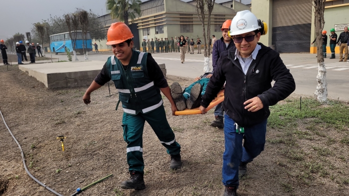 Trabajadores simulan rescate de heridos