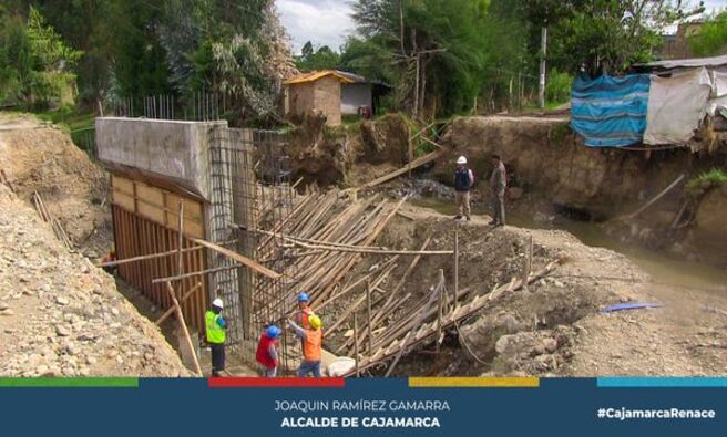 📌La Municipalidad Provincial de Cajamarca, bajo el liderazgo del alcalde Joaquín Ramírez Gamarra, continúa con la ejecución del puente Bella Unión, que tiene un avance del 30%.
✅En los últimos días, se ha completado con éxito el vaciado de concreto del estribo del puente, un paso crucial en la estructura del mismo. Actualmente, se está llevando a cabo la habilitación y colocación de acero para las pantallas de las aletas, con el objetivo de realizar el vaciado de concreto en los próximos días. Este progreso marca un gran avance para el proyecto.
🗣"Estamos avanzando a paso firme y con el clima a nuestro favor, lo que nos permite trabajar de manera eficiente y sostenida. El Puente Bella Unión no solo mejorará la movilidad y la conexión entre nuestros vecinos, sino que también representa un símbolo de progreso y desarrollo para nuestra querida Cajamarca". afirmó el alcalde Joaquín Ramírez Gamarra.