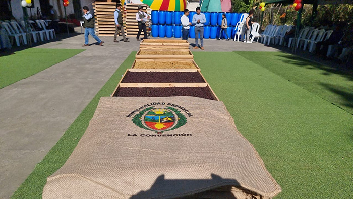 Gerencia de Desarrollo de la MPLC entrega materiales para post cosecha de cafés especiales