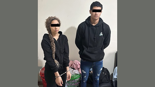 En un nuevo golpe a la delincuencia, los efectivos de la División de Investigación de Robos y del Grupo Especial Contra el Crimen Organizado (Grecco) de la Policía Nacional del Perú (PNP) capturaron a ocho integrantes de una organización criminal dedicada al delito extorsivo a través de los préstamos “gota a gota”.
El operativo se realizó esta madrugada en el distrito limeño de San Martín de Porres, donde gracias al trabajo de inteligencia, los efectivos policiales intervinieron dos inmuebles ubicados en la urbanización Manizales donde se encontraban dos colombianos y seis venezolanos.