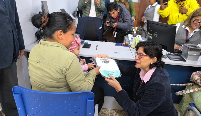 Jefa nacional y una madre con su niño haciendo el trámite de DNI en la agencia Chancay