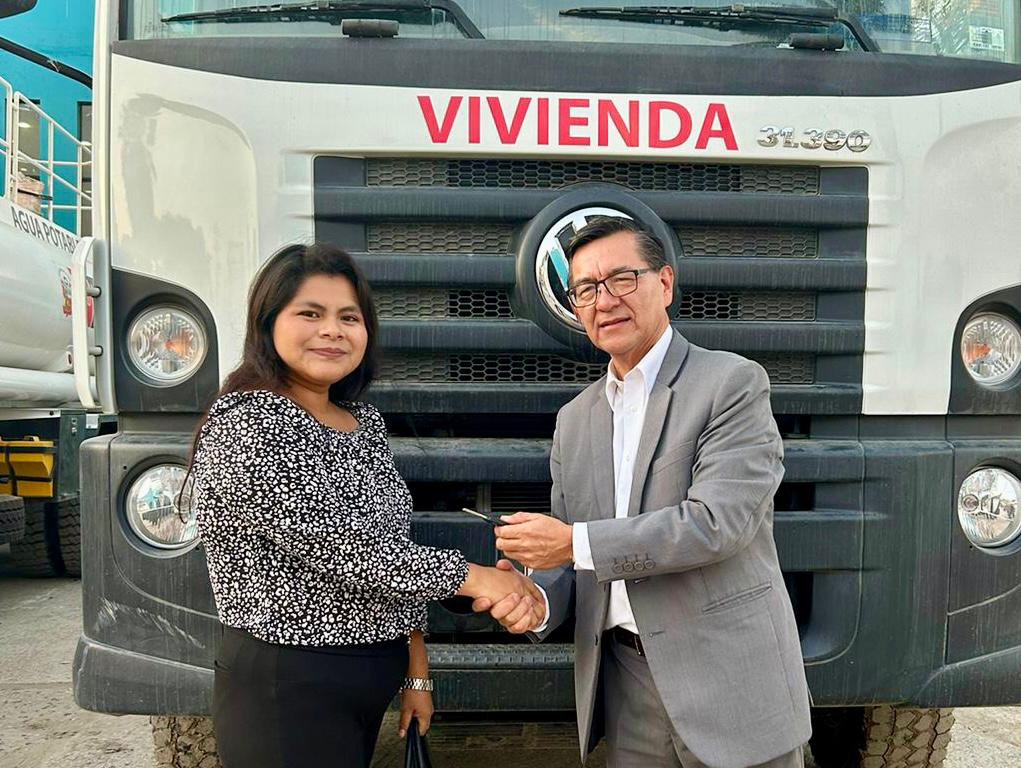 Director Ejecutivo del PNSR firma convenio y entrega camiones cisterna en Lambayeque