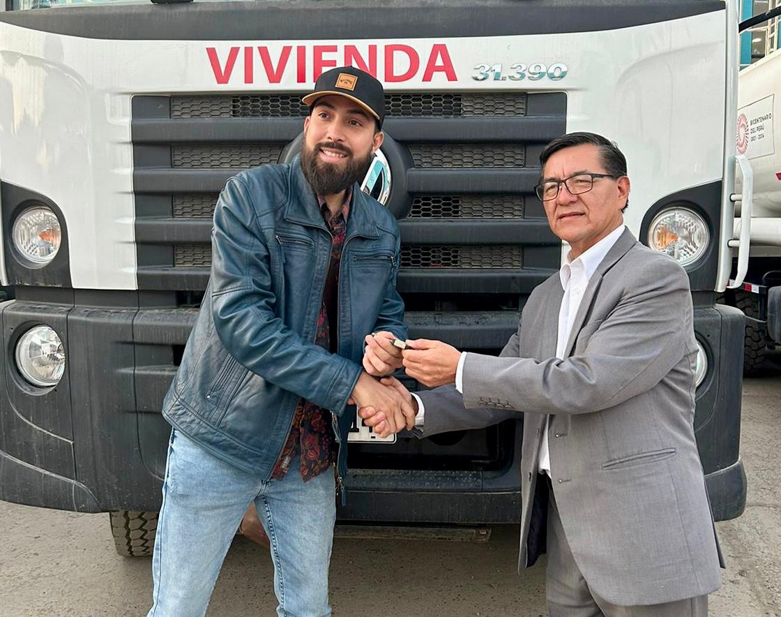 Director Ejecutivo del PNSR firma convenio y entrega camiones cisterna en Lambayeque