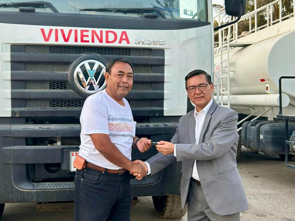 Director Ejecutivo del PNSR firma convenio y entrega camiones cisterna en Lambayeque