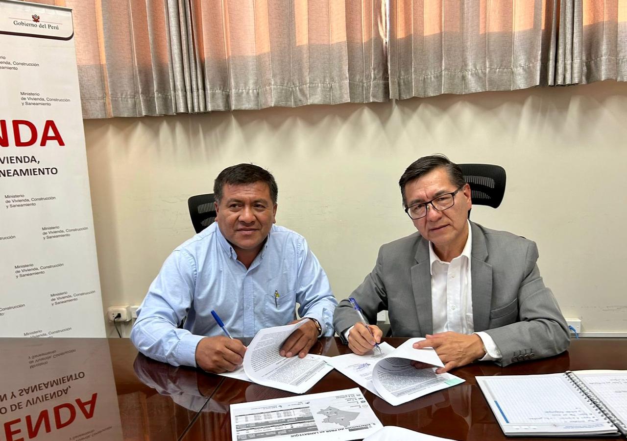 Director Ejecutivo del PNSR firma convenio y entrega camiones cisterna en Lambayeque