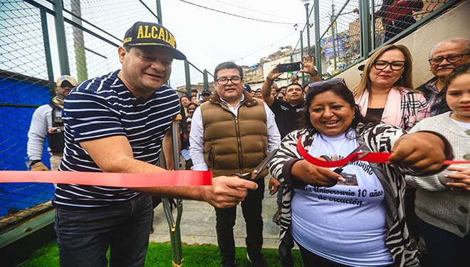 Alcalde Fernando Velasco junto al teniente alcalde Richard Cortez y vecinos 