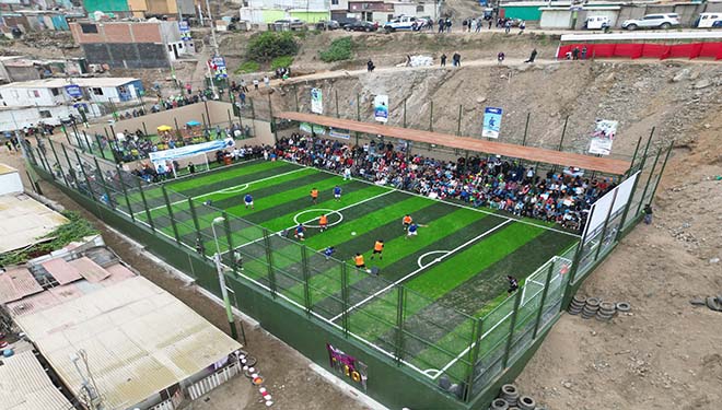 Cancha de fulbito de gras sintético para el beneficio de los vecinos