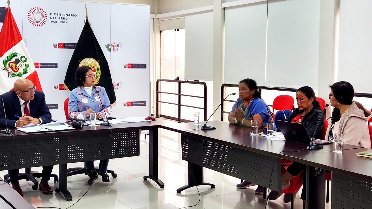 Continuando con las acciones dispuestas por el Ministerio del Interior para garantizar la seguridad entre la comunidad nativa Alto Tamaya – Saweto (Ucayali), se llevó a cabo una reunión de coordinación con las hermanas de los líderes indígenas de este colectivo asesinados por mafias criminales.
Durante la cita, se dio cuenta qsobre el viaje realizado a la comunidad en la última semana de mayo, y se brindó información sobre el cumplimiento de los compromisos asumidos por el sector Interior en este caso.
Por su parte, las representantes de la comunidad nativa solicitaron prestar atención a la situación de peligro en la que se encuentran los familiares de las víctimas a causa de los madereros ilegales enquistados en la zona y la necesidad de contar con presencia policial de manera permanente.
Dando cumplimiento a este pedido se realizaron las gestiones con el jefe de la Región Policial Ucayali, Gral. PNP Carlo Mori, a fin de atender y coordinar el reforzamiento de la seguridad policial para los familiares de los indígenas victimados.
Como parte de los compromisos acordados, se decidió que las visitas de los representantes del Estado a la comunidad nativa se coordinen de manera conjunta con la Organización Regional Aidesep Ucayali (ORAU), con la Asociación Interétnica de Desarrollo de la Selva Peruana (Aidesep) y con autoridades indígenas de Alto Tamaya-Saweto.
Entre los pedidos realizados en esta mesa de trabajo se encuentran el dar atención a la situación de peligro en las que se encuentran los familiares de las víctimas a causa de los madereros ilegales y la necesidad de contar con presencia policial constante.
En esta cita participaron el viceministro de Seguridad Pública, Julio Díaz; la directora general de Seguridad Democrática del Mininter, Liliana Orrillo; el director de Derechos Humanos de la Policía Nacional del Perú, Gral. PNP Edgar Horna; el representante de la Dirección General de Derechos de los Pueblos Indígenas del Ministerio De Cultura, Danny Nugkuag.
Por parte de la comunidad nativa estuvieron presentes las lideresas indígenas Julia Pérez y Ergilia Rengifo, así como representantes de las organizaciones regionales indígenas de Ucayali.Continuando con las acciones dispuestas por el Ministerio del Interior para garantizar la seguridad entre la comunidad nativa Alto Tamaya – Saweto (Ucayali), se llevó a cabo una reunión de coordinación con las hermanas de los líderes indígenas de este colectivo asesinados por mafias criminales.
Durante la cita, se dio cuenta qsobre el viaje realizado a la comunidad en la última semana de mayo, y se brindó información sobre el cumplimiento de los compromisos asumidos por el sector Interior en este caso.
Por su parte, las representantes de la comunidad nativa solicitaron prestar atención a la situación de peligro en la que se encuentran los familiares de las víctimas a causa de los madereros ilegales enquistados en la zona y la necesidad de contar con presencia policial de manera permanente.
Dando cumplimiento a este pedido se realizaron las gestiones con el jefe de la Región Policial Ucayali, Gral. PNP Carlo Mori, a fin de atender y coordinar el reforzamiento de la seguridad policial para los familiares de los indígenas victimados.
Como parte de los compromisos acordados, se decidió que las visitas de los representantes del Estado a la comunidad nativa se coordinen de manera conjunta con la Organización Regional Aidesep Ucayali (ORAU), con la Asociación Interétnica de Desarrollo de la Selva Peruana (Aidesep) y con autoridades indígenas de Alto Tamaya-Saweto.
Entre los pedidos realizados en esta mesa de trabajo se encuentran el dar atención a la situación de peligro en las que se encuentran los familiares de las víctimas a causa de los madereros ilegales y la necesidad de contar con presencia policial constante.
En esta cita participaron el viceministro de Seguridad Pública, Julio Díaz; la directora general de Seguridad Democrática del Mininter, Liliana Orrillo; el director de Derechos Humanos de la Policía Nacional del Perú, Gral. PNP Edgar Horna; el representante de la Dirección General de Derechos de los Pueblos Indígenas del Ministerio De Cultura, Danny Nugkuag.
Por parte de la comunidad nativa estuvieron presentes las lideresas indígenas Julia Pérez y Ergilia Rengifo, así como representantes de las organizaciones regionales indígenas de Ucayali.