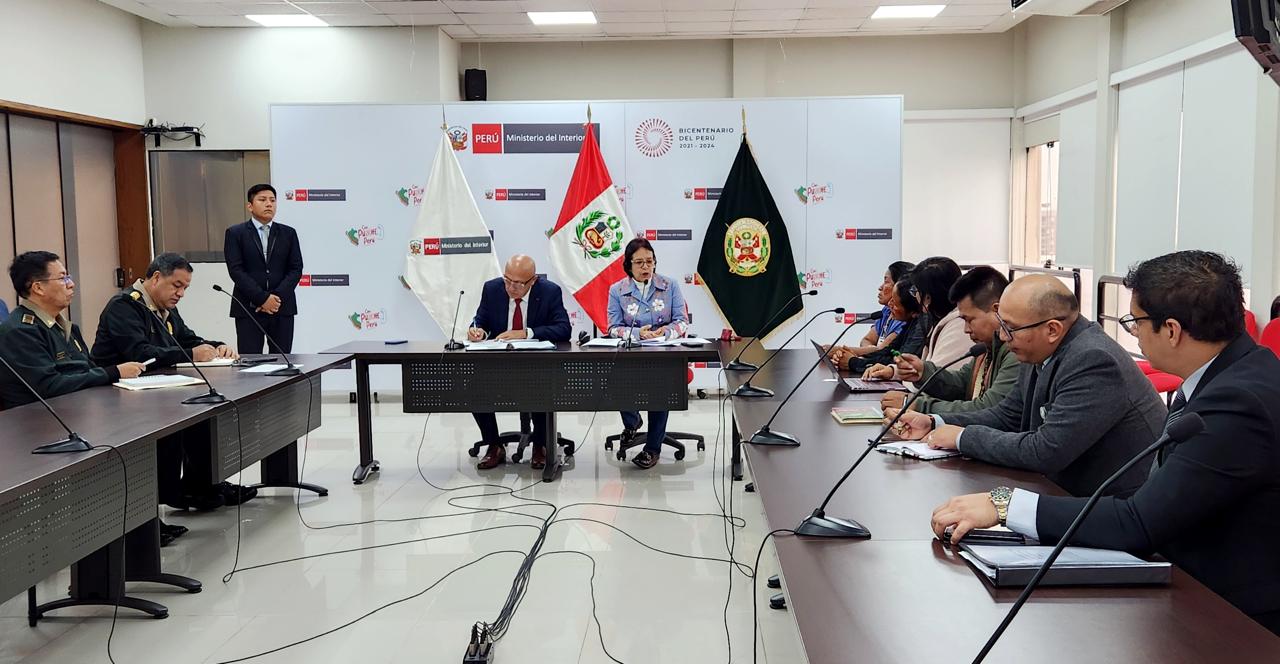 Continuando con las acciones dispuestas por el Ministerio del Interior para garantizar la seguridad entre la comunidad nativa Alto Tamaya – Saweto (Ucayali), se llevó a cabo una reunión de coordinación con las hermanas de los líderes indígenas de este colectivo asesinados por mafias criminales.
Durante la cita, se dio cuenta qsobre el viaje realizado a la comunidad en la última semana de mayo, y se brindó información sobre el cumplimiento de los compromisos asumidos por el sector Interior en este caso.
Por su parte, las representantes de la comunidad nativa solicitaron prestar atención a la situación de peligro en la que se encuentran los familiares de las víctimas a causa de los madereros ilegales enquistados en la zona y la necesidad de contar con presencia policial de manera permanente.
Dando cumplimiento a este pedido se realizaron las gestiones con el jefe de la Región Policial Ucayali, Gral. PNP Carlo Mori, a fin de atender y coordinar el reforzamiento de la seguridad policial para los familiares de los indígenas victimados.
Como parte de los compromisos acordados, se decidió que las visitas de los representantes del Estado a la comunidad nativa se coordinen de manera conjunta con la Organización Regional Aidesep Ucayali (ORAU), con la Asociación Interétnica de Desarrollo de la Selva Peruana (Aidesep) y con autoridades indígenas de Alto Tamaya-Saweto.
Entre los pedidos realizados en esta mesa de trabajo se encuentran el dar atención a la situación de peligro en las que se encuentran los familiares de las víctimas a causa de los madereros ilegales y la necesidad de contar con presencia policial constante.
En esta cita participaron el viceministro de Seguridad Pública, Julio Díaz; la directora general de Seguridad Democrática del Mininter, Liliana Orrillo; el director de Derechos Humanos de la Policía Nacional del Perú, Gral. PNP Edgar Horna; el representante de la Dirección General de Derechos de los Pueblos Indígenas del Ministerio De Cultura, Danny Nugkuag.
Por parte de la comunidad nativa estuvieron presentes las lideresas indígenas Julia Pérez y Ergilia Rengifo, así como representantes de las organizaciones regionales indígenas de Ucayali.