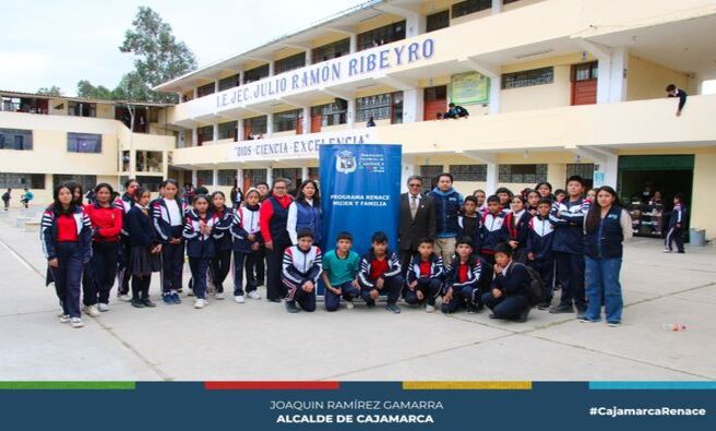 📌En el marco del Día Internacional contra el Trabajo Infantil, la Municipalidad Provincial de Cajamarca, liderada por el alcalde Joaquín Ramírez Gamarra, a través de la coordinación de Renace Mujer y Familia, llevó a cabo una significativa charla en la Institución Educativa Julio Ramón Ribeyro. Esta actividad, titulada "La Infancia es una Etapa para Disfrutar, No para Trabajar", tuvo como objetivo principal concientizar sobre la importancia de una niñez libre de trabajo y llena de aprendizaje, amor y juegos.
👨🏫La charla estuvo dirigida a aproximadamente 100 adolescentes del primer grado de secundaria, quienes recibieron información vital sobre los derechos de los niños y la importancia de disfrutar plenamente de su infancia.
✅La Municipalidad Provincial de Cajamarca reafirma su compromiso con la protección y el bienestar de la niñez cajamarquina.