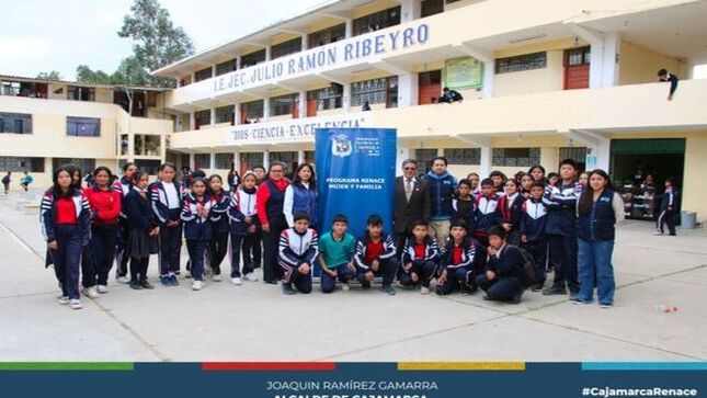 📌En el marco del Día Internacional contra el Trabajo Infantil, la Municipalidad Provincial de Cajamarca, liderada por el alcalde Joaquín Ramírez Gamarra, a través de la coordinación de Renace Mujer y Familia, llevó a cabo una significativa charla en la Institución Educativa Julio Ramón Ribeyro. Esta actividad, titulada "La Infancia es una Etapa para Disfrutar, No para Trabajar", tuvo como objetivo principal concientizar sobre la importancia de una niñez libre de trabajo y llena de aprendizaje, amor y juegos.
👨‍🏫La charla estuvo dirigida a aproximadamente 100 adolescentes del primer grado de secundaria, quienes recibieron información vital sobre los derechos de los niños y la importancia de disfrutar plenamente de su infancia.
✅La Municipalidad Provincial de Cajamarca reafirma su compromiso con la protección y el bienestar de la niñez cajamarquina. 
