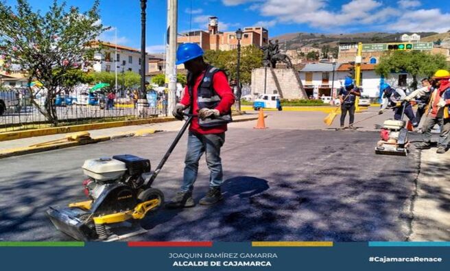 📌La actual gestión municipal liderada por el alcalde Joaquin Ramírez, continúa con el trabajo de mantenimiento de la totalidad en la Av. El Maestro (frente a la PNP) como parte del programa Rescate de Vías.
Dato: En diferentes zonas de Cajamarca el mantenimiento es completo. ✅