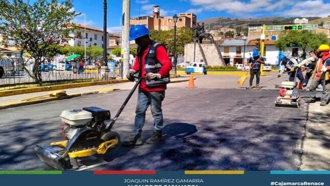📌La actual gestión municipal liderada por el alcalde Joaquin Ramírez, continúa con el trabajo de mantenimiento de la totalidad en la Av. El Maestro (frente a la PNP) como parte del programa Rescate de Vías. 
Dato: En diferentes zonas de Cajamarca el mantenimiento es completo. ✅