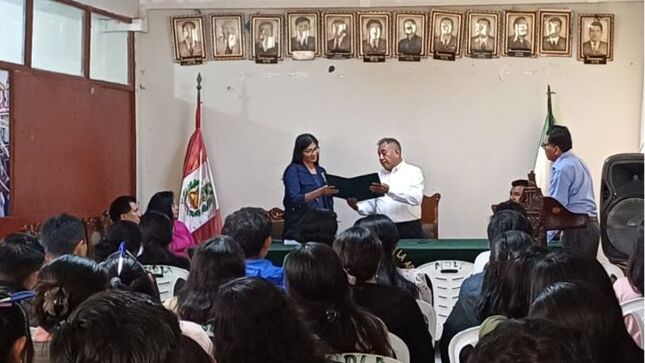 charla informativa sobre violencia familiar.