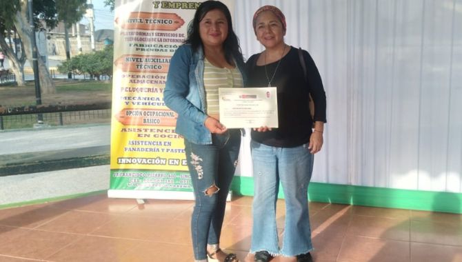 Entrega de certificados a estudiantes del CETPRO
