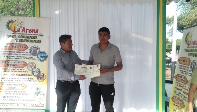 Entrega de certificados a estudiantes del CETPRO