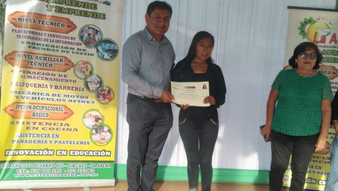 Entrega de certificados a estudiantes del CETPRO