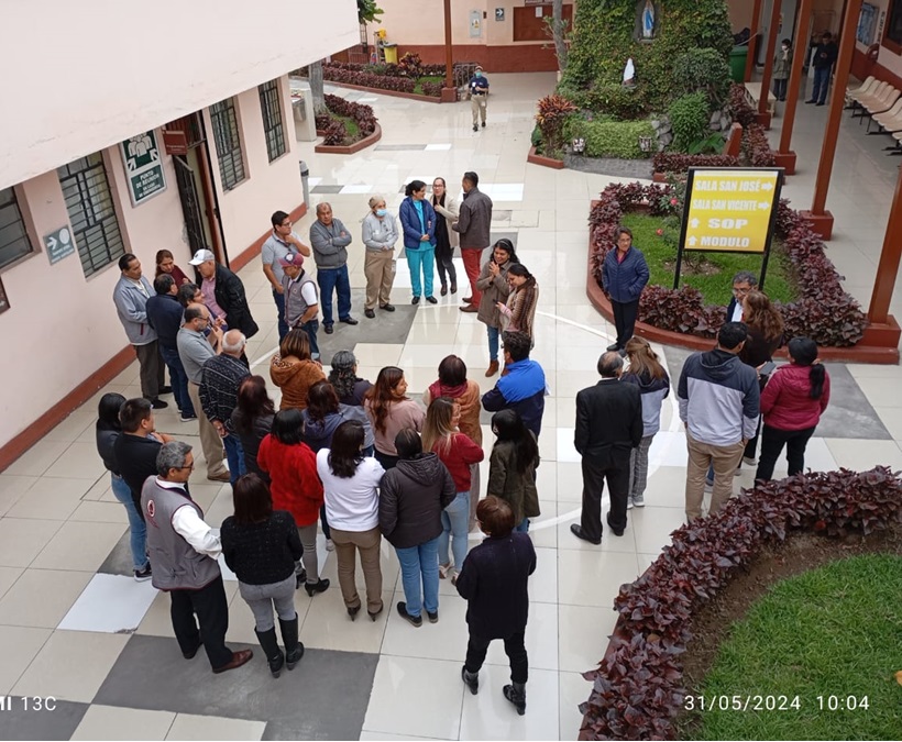 Grupo de trabajadores ubicados dentro de unas de las zonas seguras identificadas por la institución