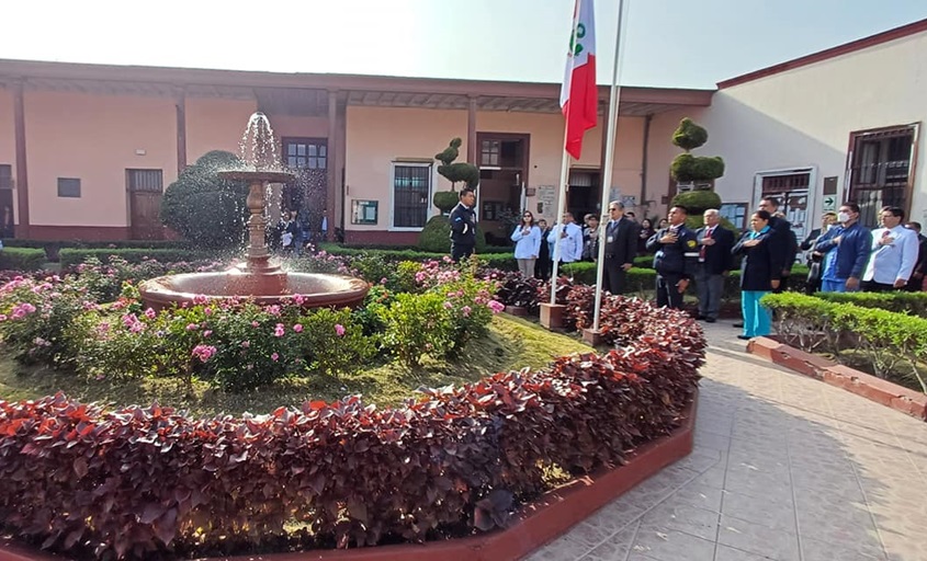 Autoridades y trabajadores muestran su respeto a la bandera tras izamiento