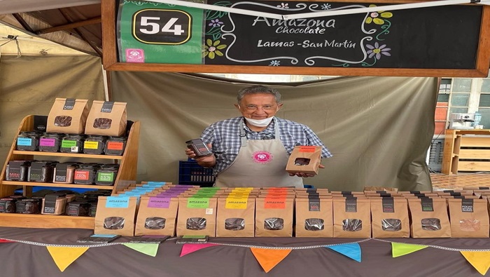 Archivo JPG de fundador del proyecto Amazona Chocolate mostrando los productos desarrollados