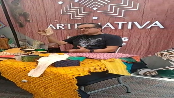 Archivo JPG de emprendedor con los productos desarrollados por Qaya, cuero de pescado