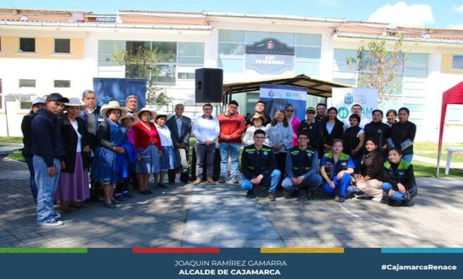 📌En conmemoración del Día Mundial de toma de conciencia del abuso y maltrato a la vejez, el Centro Integral de Atención al Adulto Mayor (CIAM) de la Municipalidad Provincial de Cajamarca organizó una exitosa feria informativa. Este evento, que destacó la importancia de valorar y proteger a las personas de la tercera edad, contó con la participación de la RENIEC, el área de salud mental de la Dirección Regional de Salud y la Policía Nacional.
🤝La feria fue inaugurada por Eugenio Cruzado Bardales, regidor y presidente de la Comisión de Desarrollo Social de la comuna local, junto al Gerente de Desarrollo Social y Humano. En su discurso, Cruzado Bardales subrayó el significativo papel de los adultos mayores en nuestra sociedad y reafirmó el compromiso del gobierno local de velar por su bienestar y tranquilidad.
✅Durante la jornada, los asistentes pudieron acceder a diversos servicios gratuitos como corte de cabello, asesoría legal y la entrega del Documento Nacional de Identidad (DNI) electrónico. Además, se anunció la realización del I Forum de Concientización contra el Abuso y Maltrato al Adulto Mayor, que se llevará a cabo este viernes en el auditorio municipal del Complejo Qhapac Ñan.