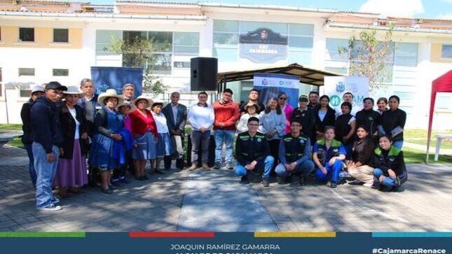 📌En conmemoración del Día Mundial de toma de conciencia del abuso y maltrato a la vejez, el Centro Integral de Atención al Adulto Mayor (CIAM) de la Municipalidad Provincial de Cajamarca organizó una exitosa feria informativa. Este evento, que destacó la importancia de valorar y proteger a las personas de la tercera edad, contó con la participación de la RENIEC, el área de salud mental de la Dirección Regional de Salud y la Policía Nacional.
🤝La feria fue inaugurada por Eugenio Cruzado Bardales, regidor y presidente de la Comisión de Desarrollo Social de la comuna local, junto al Gerente de Desarrollo Social y Humano. En su discurso, Cruzado Bardales subrayó el significativo papel de los adultos mayores en nuestra sociedad y reafirmó el compromiso del gobierno local de velar por su bienestar y tranquilidad.
✅Durante la jornada, los asistentes pudieron acceder a diversos servicios gratuitos como corte de cabello, asesoría legal y la entrega del Documento Nacional de Identidad (DNI) electrónico. Además, se anunció la realización del I Forum de Concientización contra el Abuso y Maltrato al Adulto Mayor, que se llevará a cabo este viernes en el auditorio municipal del Complejo Qhapac Ñan.