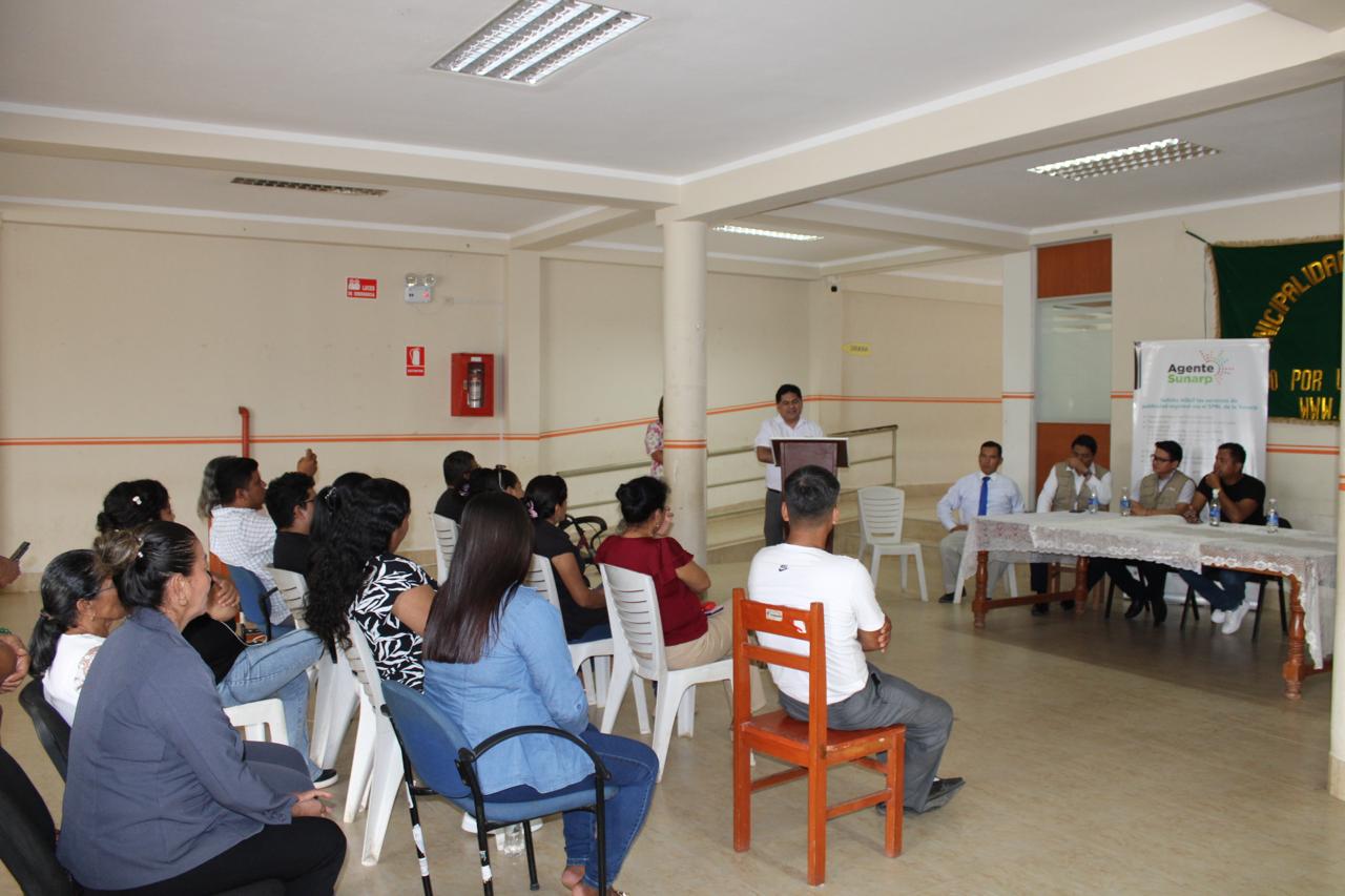 Foto de personas escuchando palabras de funcionario de Sunarp en inauguración de Agente Sunarp en Papayal - Tumbes