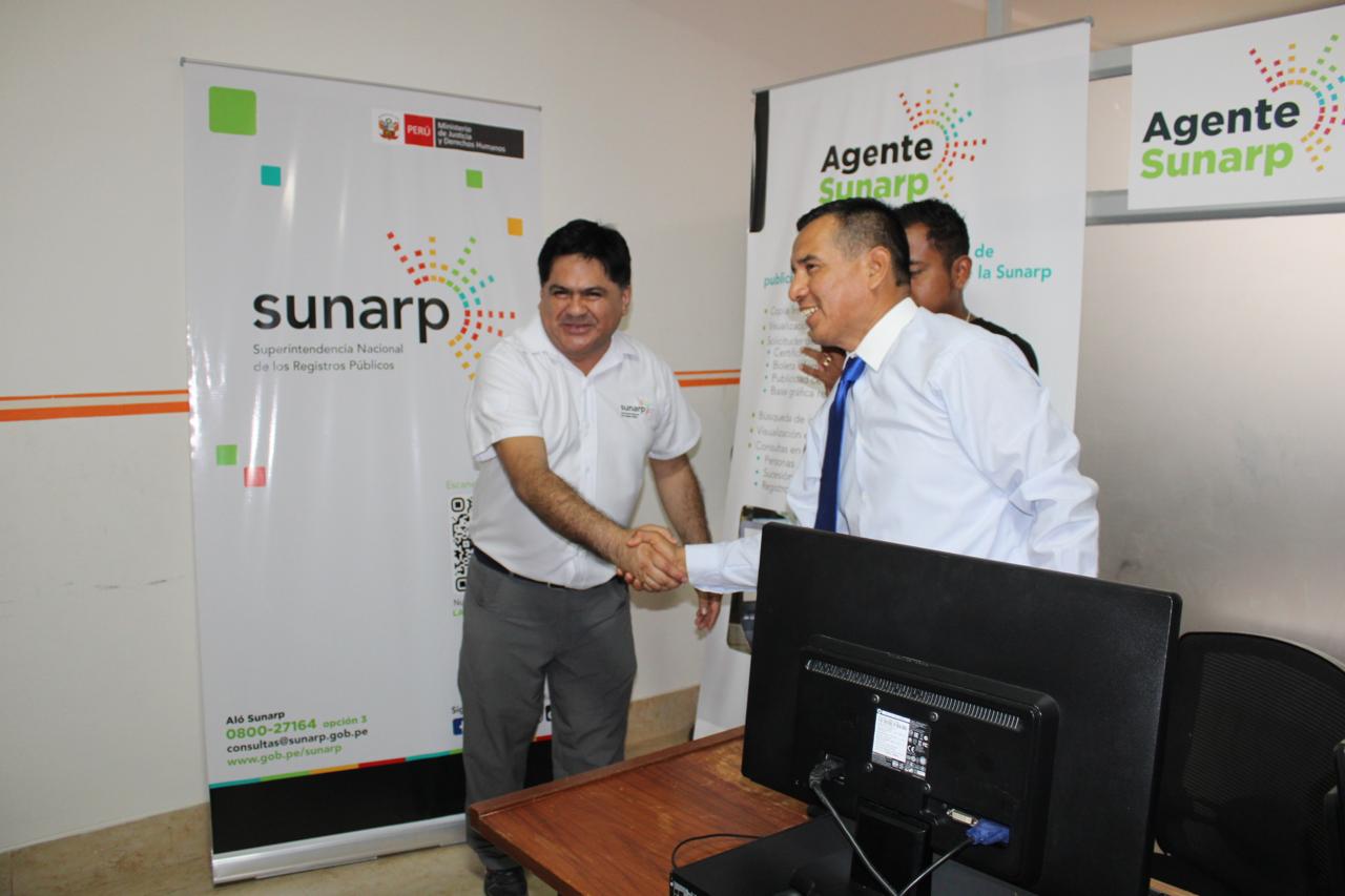 Foto de funcionario de Municipalidad Papayal - Tumbes estrecha de la mano de funcionario de Sunarp Tumbes