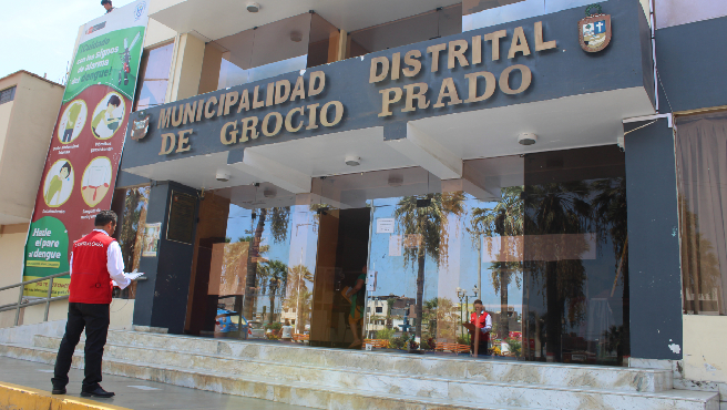 La Contraloría General detectó que un funcionario designado como Subgerente de Infraestructura y Desarrollo Urbano de la Municipalidad Distrital de Grocio Prado, provincia de Chincha, incurrió en la doble percepción de ingresos. A pesar de que estaba impedido de contratar con cualquier otra entidad mientras desempeñaba tal cargo, recibió pagos de los municipios de San José de Los Molinos, Parcona y Capillas, en la región Ica y Huancavelica. Esto generó un perjuicio económico al Estado por la suma de S/ 115 000.