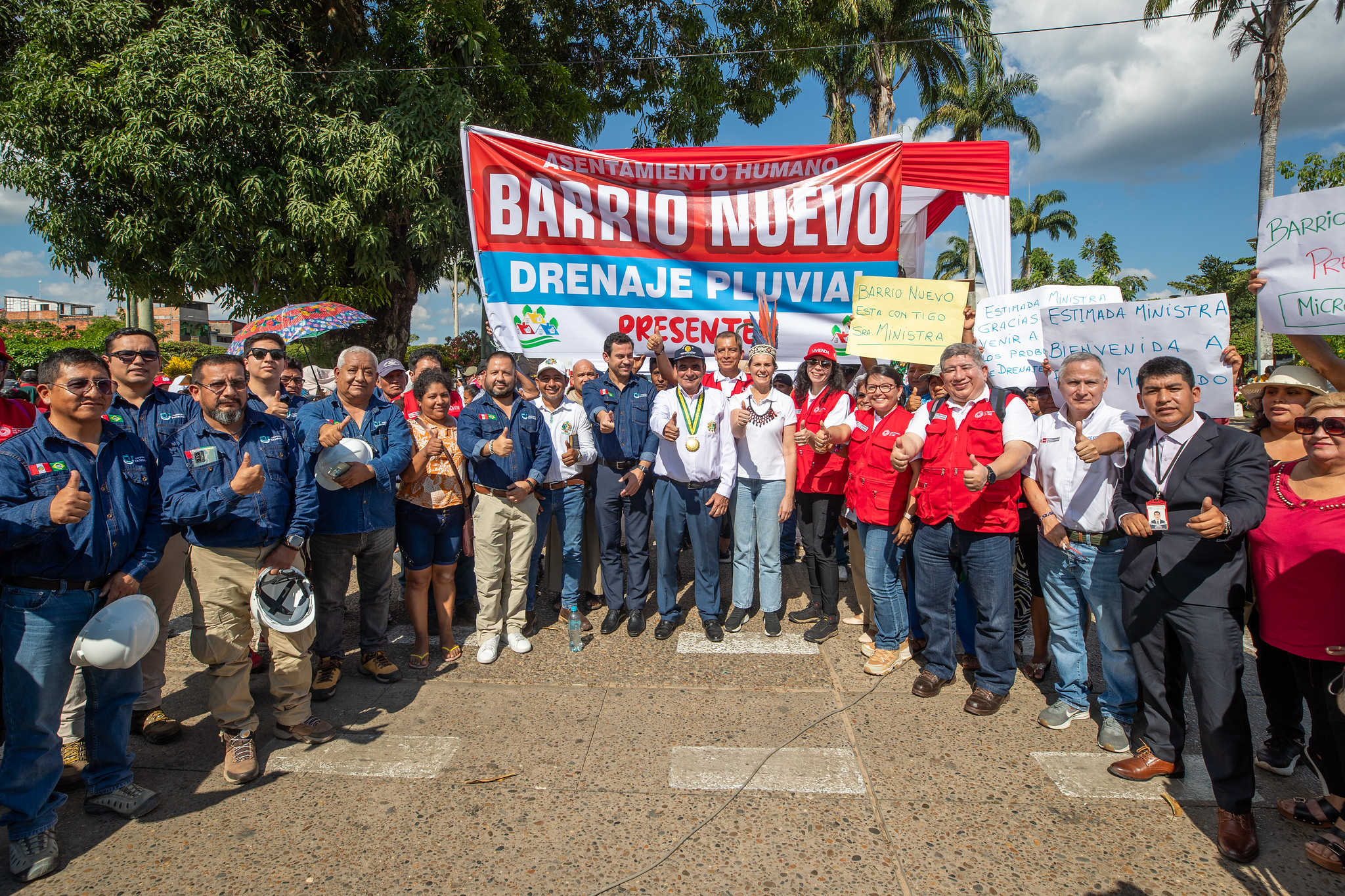 Ministra de Vivienda junto con población de Tambopata y funcionarios del PNSU