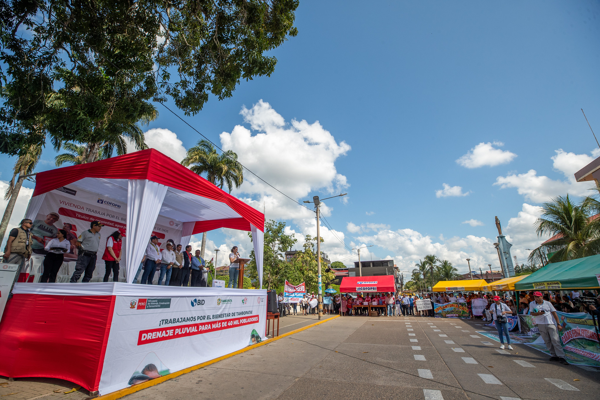 Estrado frente al municipio de Tambopata donde se realizó la ceremonia frente a vecinos de la provincia.