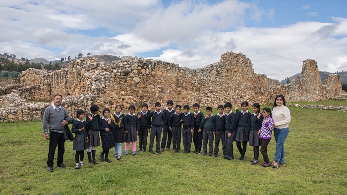 Escolares realizando actividades culturales en Wiraqochapampa