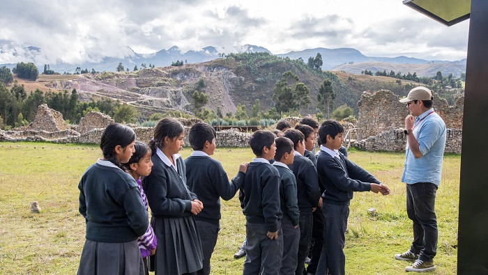 Escolares realizando actividades culturales en Wiraqochapampa
