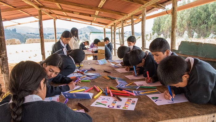 Escolares realizando actividades culturales en Wiraqochapampa