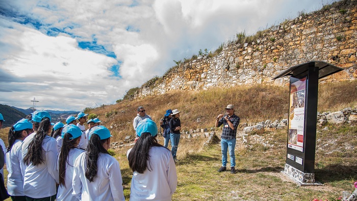 Servidores y defensores del patrimonio cultural participando de la actividad