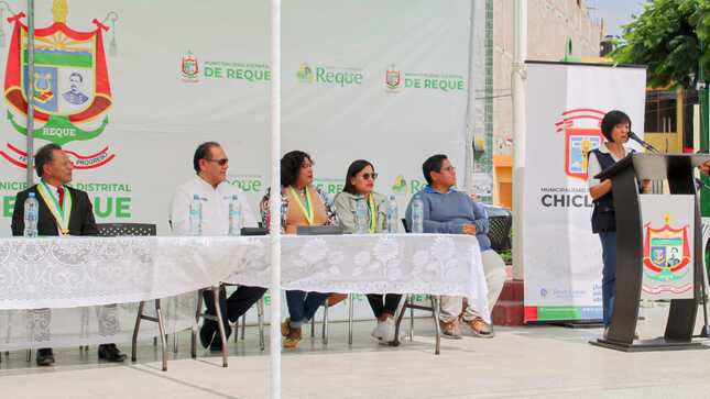 entrega de titulos en Reque