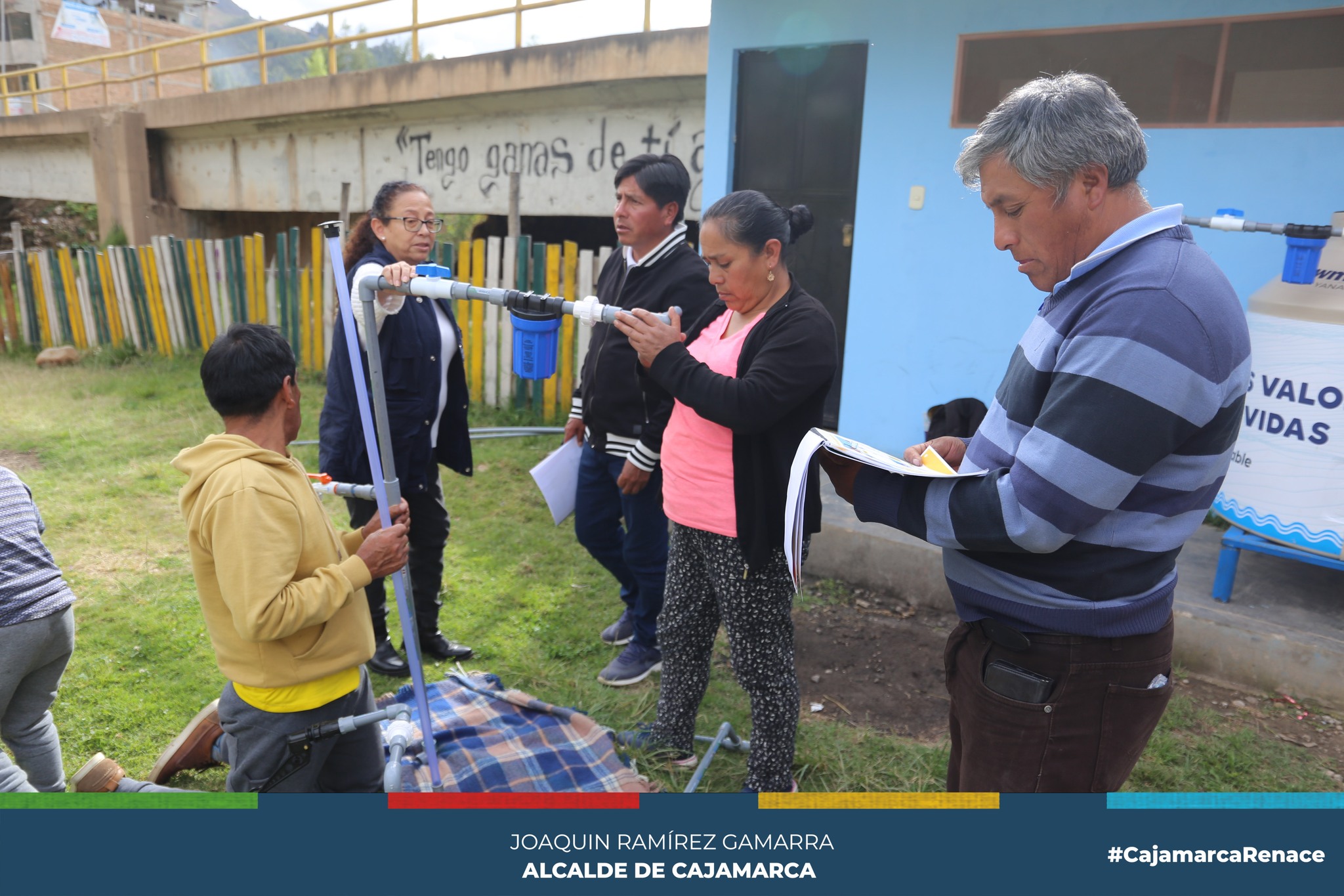 ✅La Municipalidad Provincial de Cajamarca, a través de la gerencia de Desarrollo Ambiental y la subgerencia de Saneamiento Básico, capacitó a las Juntas Administradoras de Servicios de Saneamiento (JASS) sobre la implementación de dosadores por goteo.
🗣El Área Técnica Municipal capacitó a las JASS de San Francisco, El Sauce, Huambocancha Chica y Llushcapampa Chica, todas pertenecientes al Centro Poblado Huambocancha Baja. La capacitación enseñó el uso y mantenimiento de dosadores por goteo, una tecnología que mejora la calidad del agua. Además, se destacó la importancia de esta iniciativa para la gestión eficiente y sostenible del agua en las comunidades.
🗣Los presidentes de las JASS agradecieron la capacitación y expresaron su optimismo sobre los beneficios de esta tecnología. La Municipalidad Provincial de Cajamarca seguirá desarrollando programas y capacitaciones para mejorar los servicios de saneamiento y promover el desarrollo sostenible en la zona rural.