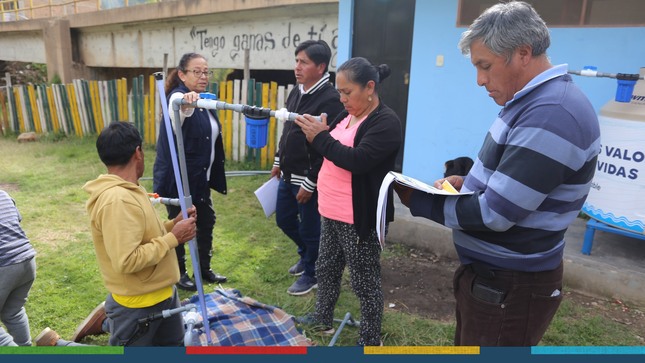 ✅La Municipalidad Provincial de Cajamarca, a través de la gerencia de Desarrollo Ambiental y la subgerencia de Saneamiento Básico, capacitó a las Juntas Administradoras de Servicios de Saneamiento (JASS) sobre la implementación de dosadores por goteo.
🗣El Área Técnica Municipal capacitó a las JASS de San Francisco, El Sauce, Huambocancha Chica y Llushcapampa Chica, todas pertenecientes al Centro Poblado Huambocancha Baja. La capacitación enseñó el uso y mantenimiento de dosadores por goteo, una tecnología que mejora la calidad del agua. Además, se destacó la importancia de esta iniciativa para la gestión eficiente y sostenible del agua en las comunidades.
🗣Los presidentes de las JASS agradecieron la capacitación y expresaron su optimismo sobre los beneficios de esta tecnología. La Municipalidad Provincial de Cajamarca seguirá desarrollando programas y capacitaciones para mejorar los servicios de saneamiento y promover el desarrollo sostenible en la zona rural.