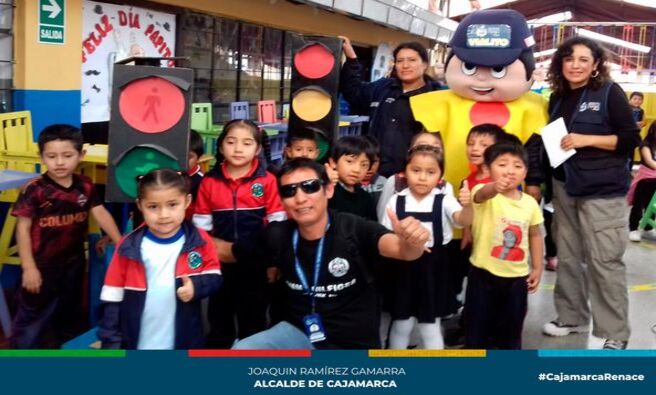 📌Comprometidos en promover una cultura de seguridad vial que permita prevenir y disminuir los accidentes de tránsito que a diario se registran en nuestra ciudad, el área de Seguridad Vial de la gerencia de Transporte y Seguridad Vial de la Municipalidad de Cajamarca, la Unidad de Tránsito y Seguridad Vial de la Policía Nacional del Perú y la Dirección Regional de Transportes y Comunicaciones, intensifican la campaña de sensibilización y concientización en diferentes instituciones educativas en Cajamarca.
✅En esta oportunidad, la campaña de sensibilización se realizó en la Cuna Jardín Municipal “Niños Jesús y María”, con el propósito de promover en los menores el respeto a las normas de tránsito a fin de generar cambios de conducta que permitan reducir los índices de accidentes de tránsito en nuestra ciudad.