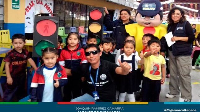 📌Comprometidos en promover una cultura de seguridad vial que permita prevenir y disminuir los accidentes de tránsito que a diario se registran en nuestra ciudad, el área de Seguridad Vial de la gerencia de Transporte y Seguridad Vial de la Municipalidad de Cajamarca, la Unidad de Tránsito y Seguridad Vial de la Policía Nacional del Perú y la Dirección Regional de Transportes y Comunicaciones, intensifican la campaña de sensibilización y concientización en diferentes instituciones educativas en Cajamarca.
✅En esta oportunidad, la campaña de sensibilización se realizó en la Cuna Jardín Municipal “Niños Jesús y María”, con el propósito de promover en los menores el respeto a las normas de tránsito a fin de generar cambios de conducta que permitan reducir los índices de accidentes de tránsito en nuestra ciudad.