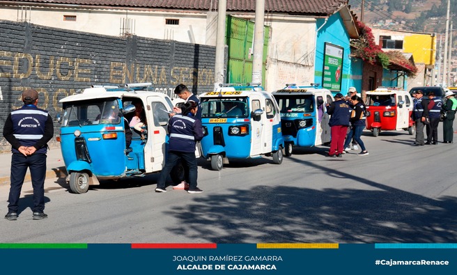 📌Con el fin de prevenir actos delictivos en vehículos de transporte público y hacer respetar las normas que rigen en nuestra municipalidad, la gerencia de Transporte y Seguridad Vial de la Municipalidad de Cajamarca y la Primera Fiscalía de Prevención del Delito, intensificaron los operativos de fiscalización en diferentes puntos críticos de la ciudad.
✅Las intervenciones se realizaron en la vía de Evitamiento Norte a la altura del cruce a Santa Barbara y en el Jr. Los Gladiolos ex paradero Otuzco, logrando constatar que varios conductores tenían sus vehículos sin una puerta , lunas polarizadas y otros artículos que impedían la visibilidad atentando así contra la seguridad de los usuarios, además de no contar con la documentación respectiva para brindar el servicio , por lo que fueron llevados al depósito municipal.