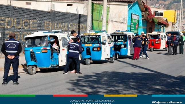📌Con el fin de prevenir actos delictivos en vehículos de transporte público y hacer respetar las normas que rigen en nuestra municipalidad, la gerencia de Transporte y Seguridad Vial de la Municipalidad de Cajamarca y la Primera Fiscalía de Prevención del Delito, intensificaron los operativos de fiscalización en diferentes puntos críticos de la ciudad.
✅Las intervenciones se realizaron en la vía de Evitamiento Norte a la altura del cruce a Santa Barbara y en el Jr. Los Gladiolos ex paradero Otuzco, logrando constatar que varios conductores tenían sus vehículos sin una puerta , lunas polarizadas  y otros artículos que impedían la visibilidad atentando así contra la seguridad de los usuarios, además de no contar con la documentación respectiva para brindar el servicio , por lo que fueron llevados al depósito municipal.