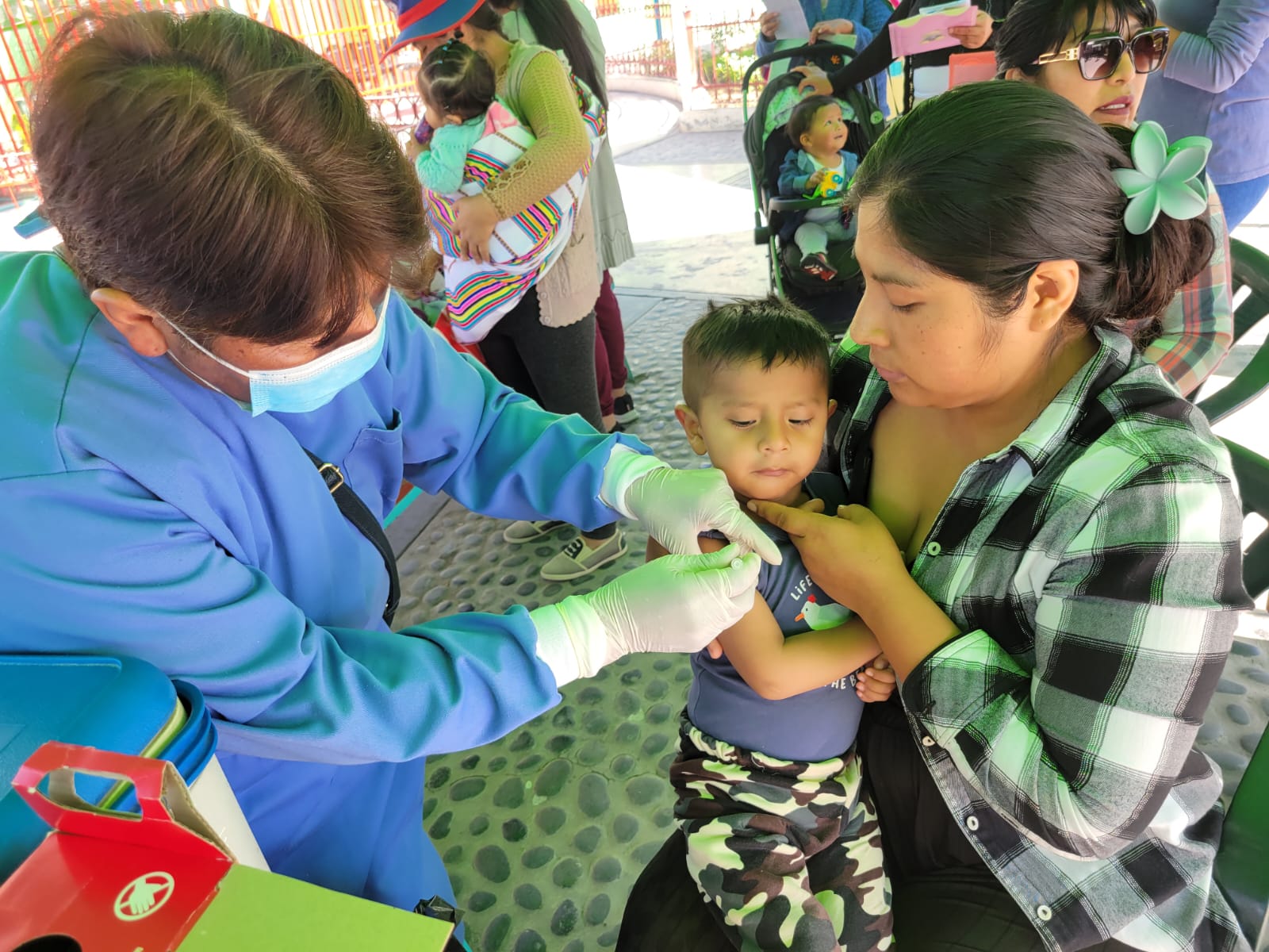 Niño vacunándose
