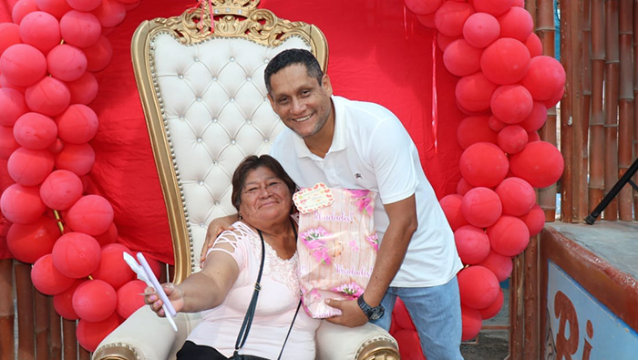 Alcalde de Nepeña rinde Homenaje a Mamás ediles en su día