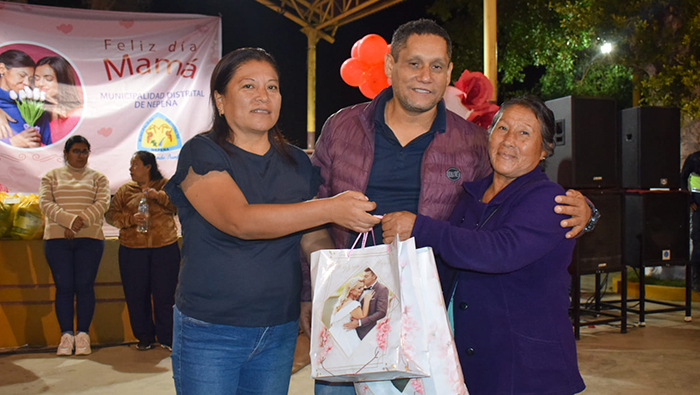 Comuna de Nepeña celebrando a Mamá