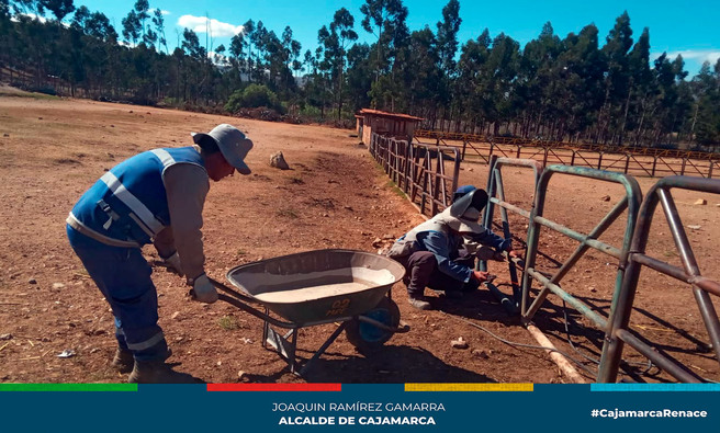 ๐En un esfuerzo continuo por garantizar la seguridad y el bienestar de las actividades pecuarias en la Plaza Pecuaria Iscoconga, se ha llevado a cabo una serie de mantenimientos esenciales en los corrales de la zona que ha incluido la reparaciรณn de cercas.
โ
Estas acciones tienen como objetivo mejorar las condiciones para el manejo y cuidado del ganado, asรญ como garantizar un entorno mรกs seguro y ordenado para todos los involucrados en las actividades comerciales.
๐Paralelamente, se siguen llevando a cabo operativos conjuntos con la Fiscalรญa, la Superintendencia de Transporte Terrestre de Personas, Carga y Mercancรญas (SUTRAN), y la Policรญa Nacional del Perรบ (PNP). Estos operativos tienen como objetivo principal la detecciรณn y prevenciรณn de actividades ilรญcitas, como el contrabando y el comercio ilegal de ganado, asรญ como garantizar el cumplimiento de las normativas vigentes en materia de comercio pecuario.