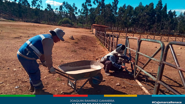 📌En un esfuerzo continuo por garantizar la seguridad y el bienestar de las actividades pecuarias en la Plaza Pecuaria Iscoconga, se ha llevado a cabo una serie de mantenimientos esenciales en los corrales de la zona que ha incluido la reparación de cercas. 
✅Estas acciones tienen como objetivo mejorar las condiciones para el manejo y cuidado del ganado, así como garantizar un entorno más seguro y ordenado para todos los involucrados en las actividades comerciales.
👉Paralelamente, se siguen llevando a cabo operativos conjuntos con la Fiscalía, la Superintendencia de Transporte Terrestre de Personas, Carga y Mercancías (SUTRAN), y la Policía Nacional del Perú (PNP). Estos operativos tienen como objetivo principal la detección y prevención de actividades ilícitas, como el contrabando y el comercio ilegal de ganado, así como garantizar el cumplimiento de las normativas vigentes en materia de comercio pecuario.