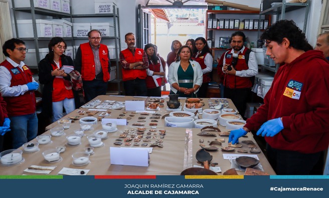 📌Con la participación del gerente municipal Wilder Narro, los regidores Roquelin Gómez, Elisa Chávez, Camila Díaz y Delia Tafur, junto a funcionarios municipales, se llevó a cabo una importante reunión con representantes de la Agencia Española de Cooperación Internacional para el Desarrollo (AECID).
✅El encuentro, realizado en las instalaciones de la municipalidad, tuvo como objetivo principal coordinar acciones e impulsar mejoras en la Escuela Taller San Antonio. Esta institución, emblemática para la comunidad cajamarquina, ha sido foco de colaboración entre la municipalidad y AECID, buscando siempre el fortalecimiento y desarrollo de decenas de jóvenes que aprenden haciendo.
🗣Durante la reunión, el jefe de comunicación de AECID resaltó la huella que ha dejado el trabajo conjunto entre ambas entidades, subrayando los logros alcanzados a lo largo del tiempo. "Es evidente el impacto positivo que nuestra colaboración ha tenido en la Escuela Taller San Antonio. Hemos visto un progreso significativo en diversas áreas, desde la infraestructura hasta la calidad educativa, gracias a este esfuerzo compartido", afirmó.